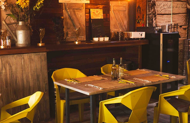 Photo d'une table pour 4 personnes dans le restaurant La Cabane de Jules