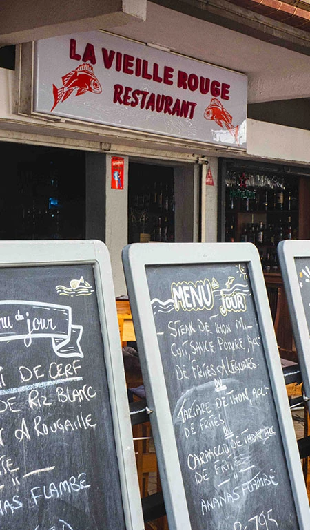 Photo des tableaux des menus du jours à La Vieille Rouge à Grand Baie